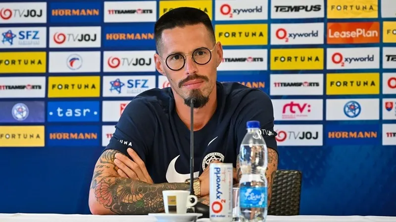 Trợ lý Hamsik trong 1 lần đại diện BHL Slovakia trả lời họp báo trước thềm Euro 2024 Hamsik.jpg