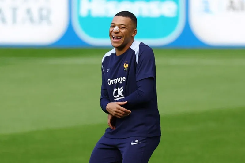 Mbappe không có vẻ gì là còn đau đớn với vết thương. Kylian.jpg