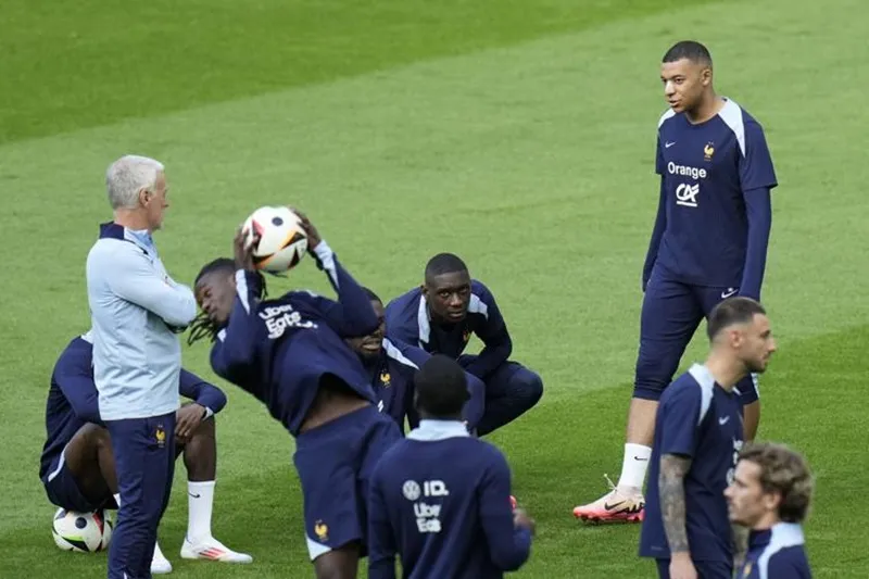 Kylian Mbappe đã trở lại tập luyện nhẹ cùng tuyển Pháp vào thứ Tư với chiếc băng che mũi.