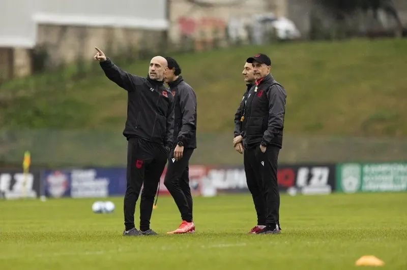 Pablo Zabaleta đứng cùng HLV trưởng Sylvinho trên sân tập của ĐT Albania Pablo Zabaleta.jpg
