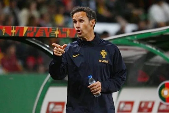 Ricardo Carvalho đưa ra chỉ dẫn cho các cầu thủ với vai trò trợ lý HLV Ricardo Carvalho.jpg