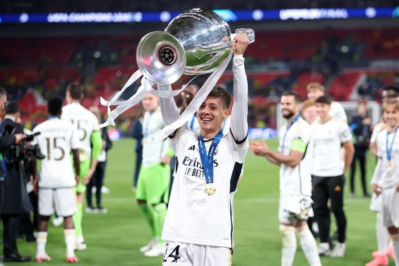 Vượt lên mọi hoài nghi, Guler đã kết thúc mùa giải tại Real Madrid với cú đúp danh hiệu La Liga - Champions League Arda Guler2.jpg