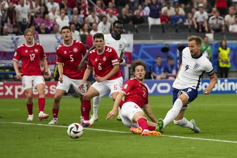 Harry Kane nhanh chân dứt điểm cận thành khai thông thế bế tắc. Declan Rice1.jpg