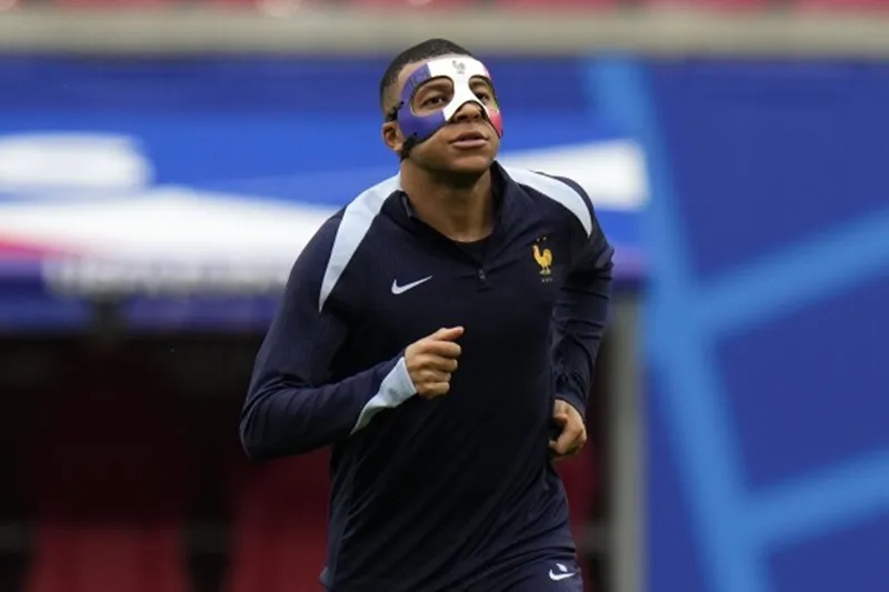 Dù tập đầu đủ nhưng Mbappe được cho chỉ có tên trên băng ghế dự bị trận gặp Hà Lan. Kylian Mbappé1.jpg