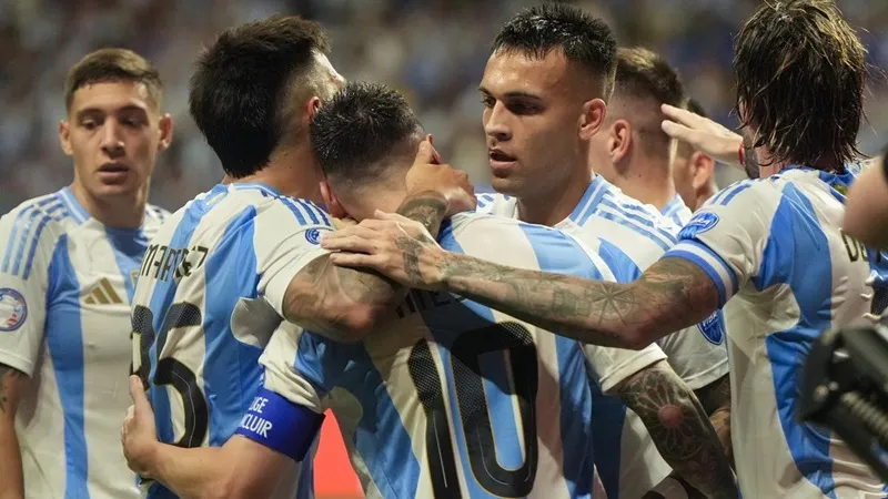 Messi sau đó kiến tạo cho bàn thắng của Lautaro Martinez ở phút 88. Lautaro Martinez.jpg