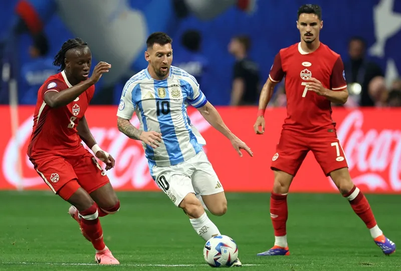 Lionel Messi hài lòng khi Argentina lần đầu khởi đầu một giải đấu lớn dưới quyền HLV Lionel Scaloni với chiến thắng.