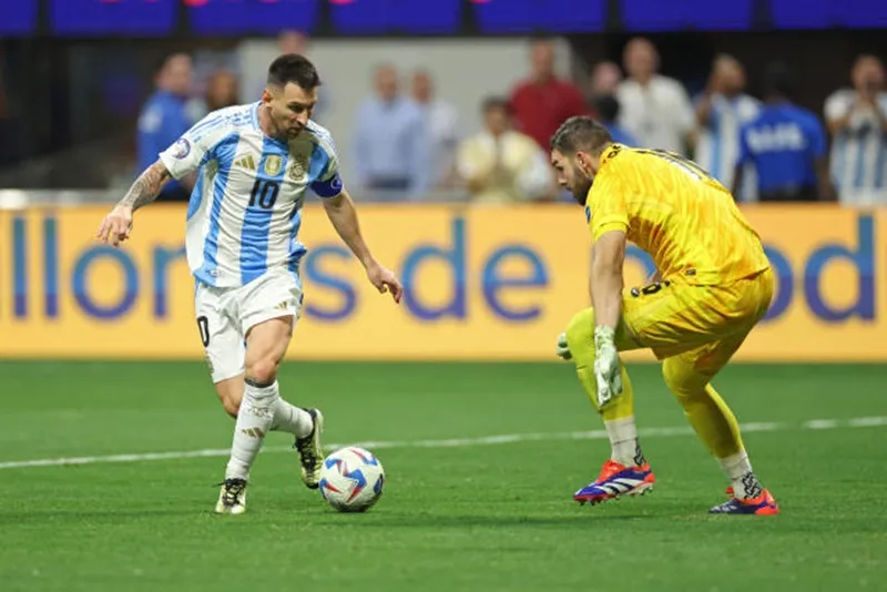 Messi kém duyên khi không thắng được thủ thành Cepeau sau 2 lần đối mặt. Messi.jpg