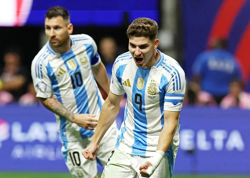 Đường chuyền của Lionel Messi dẫn đến bàn thắng mở điểm của Julian Alvarez ở phút 49. Messi1.jpg