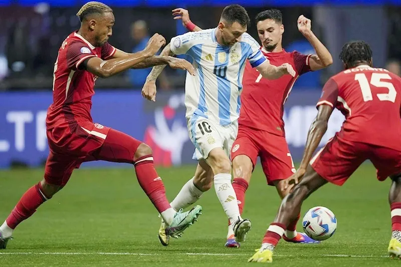 Lionel Messi truyền cảm hứng giúp Argentina khởi đầu hành trình bảo vệ danh hiệu với chiến thắng 2-0 trước Canada.