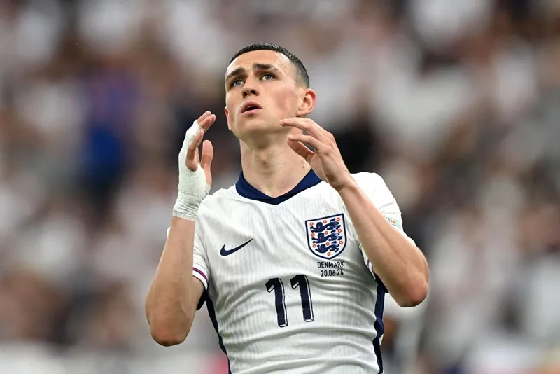 Sự tiếc nuối của Phil Foden sau khi đưa bóng chạm cột dọc Đan Mạch Phil Foden.jpg