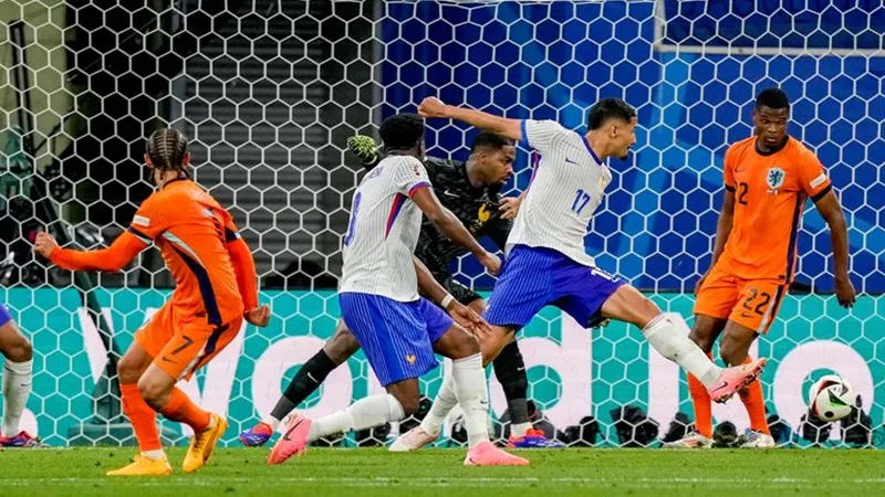 Tình huống gây tranh cãi sau cú sút của Xavi Simons đưa bóng vào lưới ở phút 69.