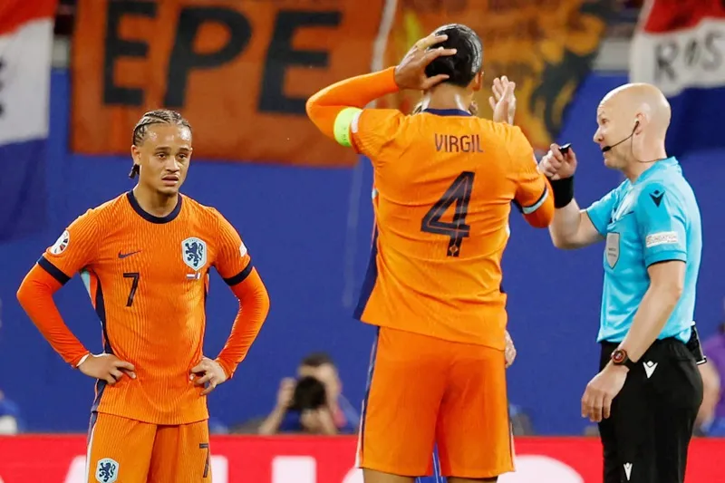 Đội trưởng Virgil van Dijk và Xavi Simons thất vọng sau quyết định của trọng tài Anthony Taylor. Antoine Griezman11.jpg