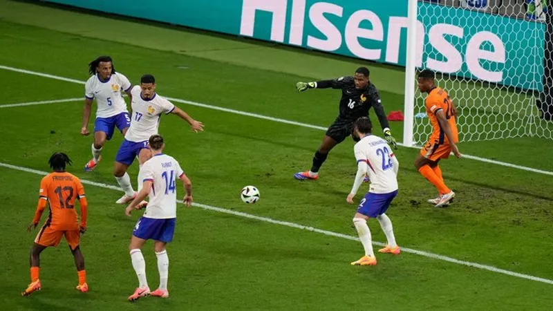 Tình huống gây tranh cãi sau cú sút của Xavi Simons đưa bóng vào lưới ở phút 69. Antoine Griezman4.jpg