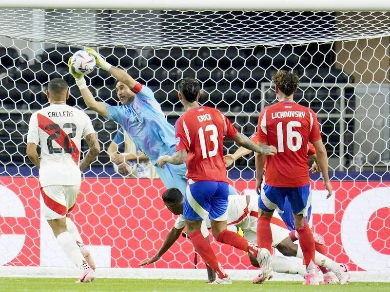 Thủ thành Claudio Bravo chơi xuất sắc giúp Chile cầm hòa 0-0 trước Peru.