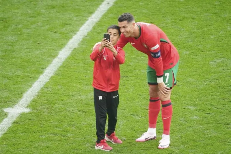 Sự thân thiện của Cristiano Ronaldo đã “khuyến khích” hàng loạt các hành động sau đó.