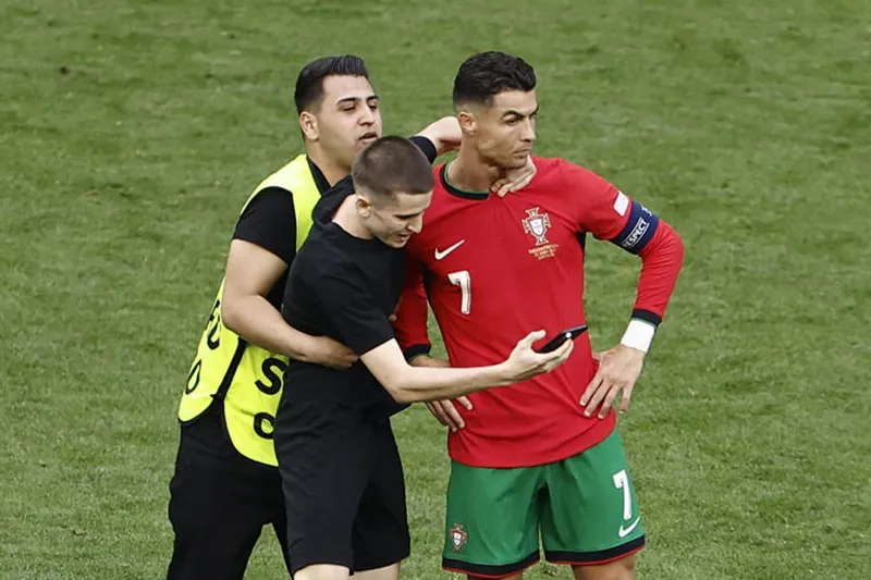 Những hành động này làm gián đoạn trận đấu và xấu xí đối với công tác an ninh. Cristiano Ronaldo1.jpg