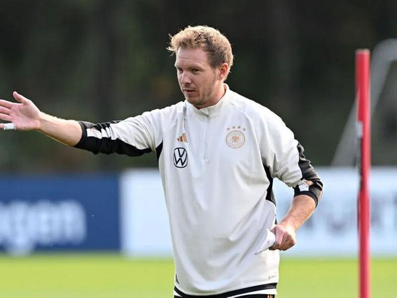 HLV Julian Nagelsmann lo lắng khi sắp chơi trên mặt sân Frankfurt trơn trượt vào Chủ nhật.
