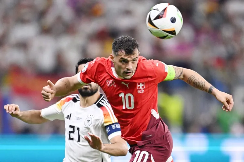 Tiền vệ Granit Xhaka nhận giải Cầu thủ hay nhất trận và tiếp tục cho thấy là linh hồn của tuyển Thụy Sĩ.