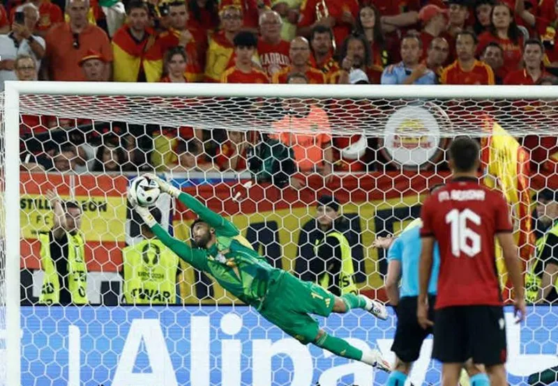 Một trong những pha bắt bóng của David Raya khiến khán giả trầm trồ. David Raya.jpg