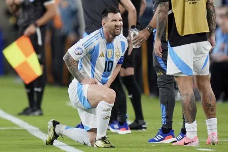 Messi trấn an về vết đau ở vùng đùi vì bị Gabriel Suazo đá ở phút 24. Argentina1.jpg