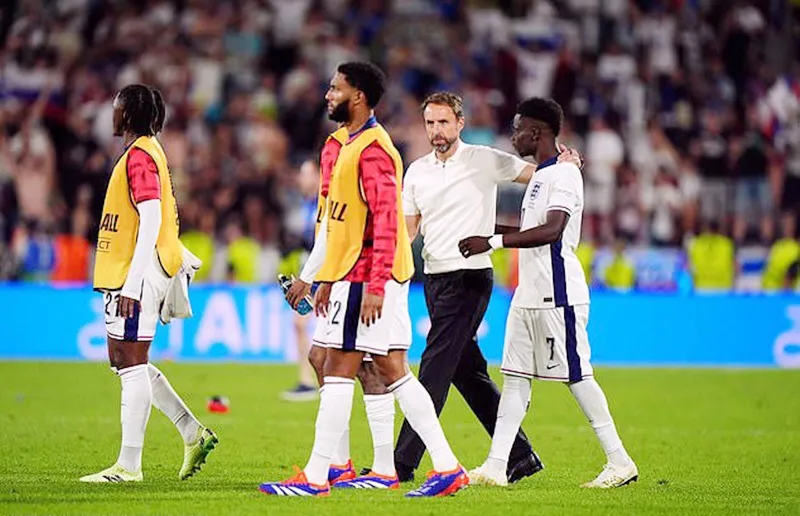 Đội tuyển Anh bị la ó trong hiệp một và cả trận tại sân RheinEnergieStadion. Gareth Southgate.jpg