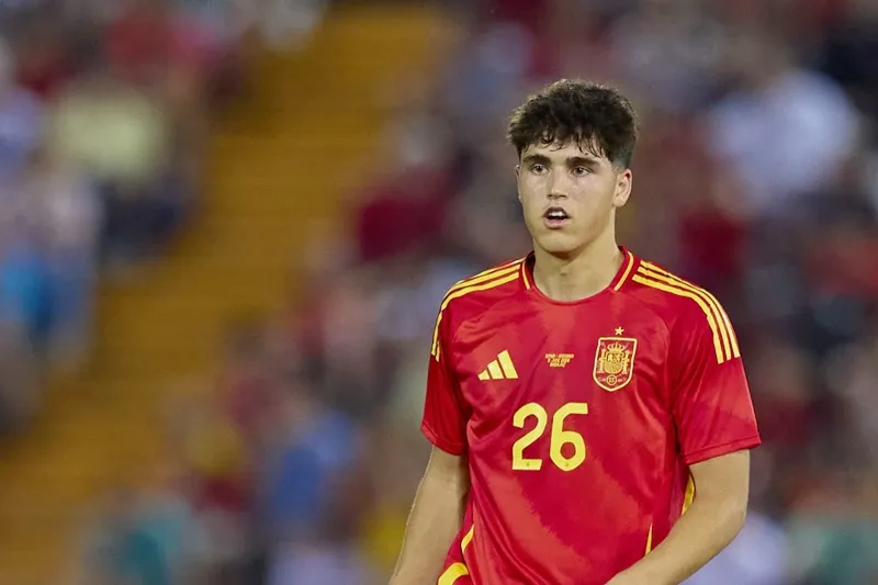 Trung vệ 17 tuổi Pau Cubarsi của Barcelona sau khi lỡ Euro được an ủi thi đấu tại Olympic. Olympic team..jpg