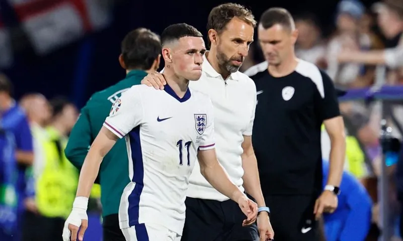 Phil Foden đã hội quân trở lại cùng với đội sau khi trở về Anh để chào đón đứa con thứ ba. England.jpg