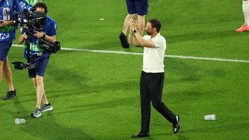 Nhiều cốc nhựa được ném về phía HLV Gareth Southgate khi ông chào người hâm mộ sau trận.