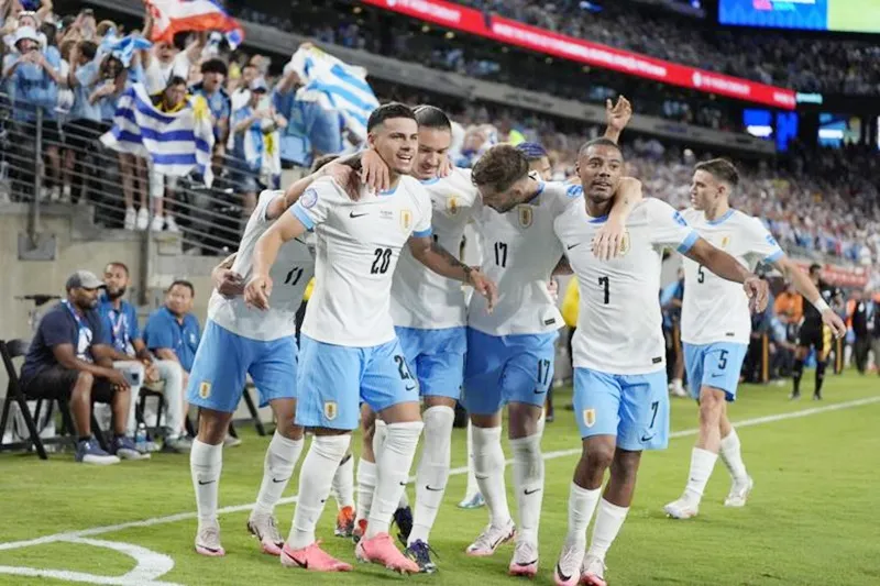 Uruguay đến gần một suất chơi trận tứ kết khi đè bẹp Bolivia 5-0. Uruguay.jpg