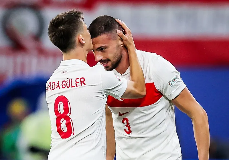 Arda Guler hôn đầu Merih Demiral sau pha lập công thứ 2.