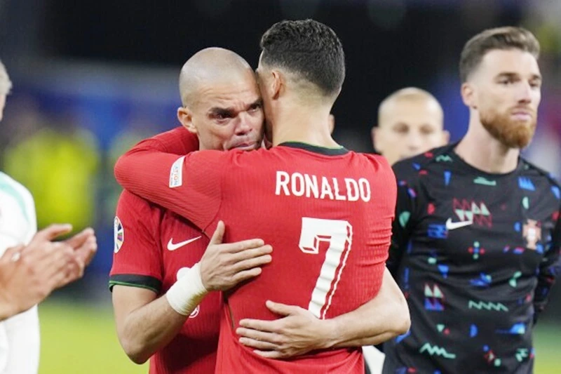 Cristiano Ronaldo an ủi người đồng đội thân thiết Pepe đang khóc.