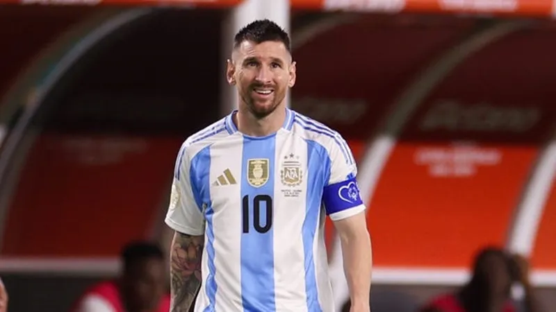 Lionel Messi nghỉ vô thời hạn vì chấn thương dây chằng ở mắt cá chân.