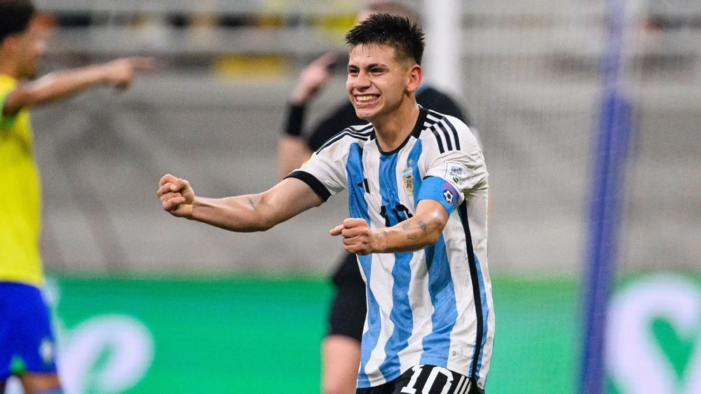 Echeverri là tài năng đậm chất Argentina với tốc độ, kỹ thuật, nhãn quan tốt và cả sự tinh quái. Echeverri.jpg