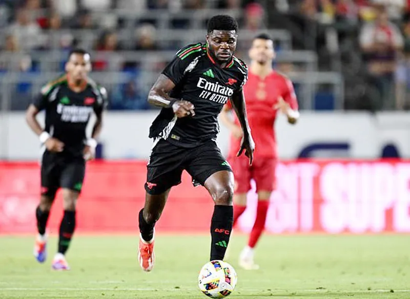 Thomas Partey đã khỏe mạnh và sẵn sàng sau khi vắng mặt trong hầu hết mùa giải trước. Thomas Partey1.jpg