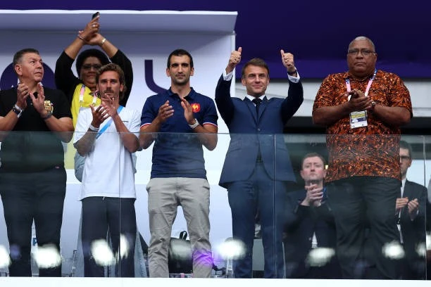 Griezmann cùng Tổng thống Macron tán thưởng cho huy chương vàng nội dung rugby nam của Pháp 