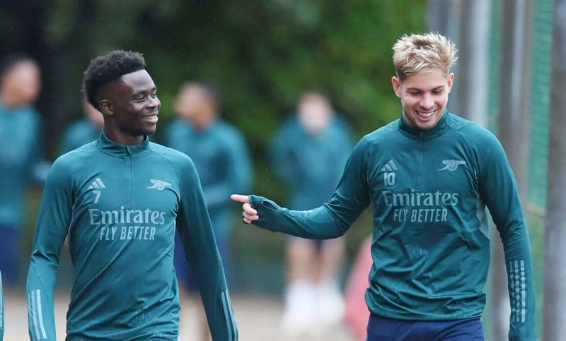 Bukayo Saka (trái) tri ân cảm động dành cho Emile Smith Rowe sau khi tiền vệ của Arsenal chuyển đến Fulham.