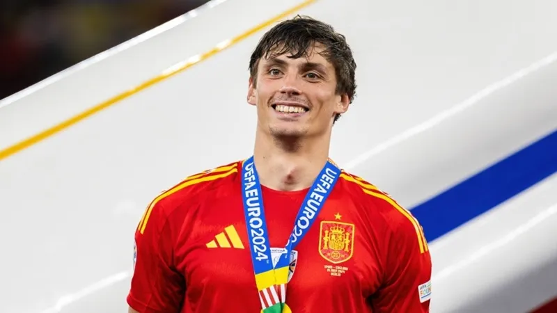 Trước đó Atletico thành công chiêu mộ nhà vô địch Euro 2024 là trung vệ Robin le Normand từ Real Sociedad. Le Normand.jpg