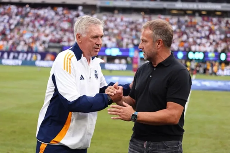 Ancelotti và tân HLV của Barcelona là Hansi Flick. MetLife1.jpg