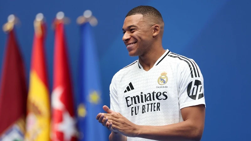 HLV Carlo Ancelotti xác nhận Kylian Mbappe sẽ ra mắt Real Madrid trong trận tranh Siêu cúp châu Âu với Atalanta vào ngày 14-8.