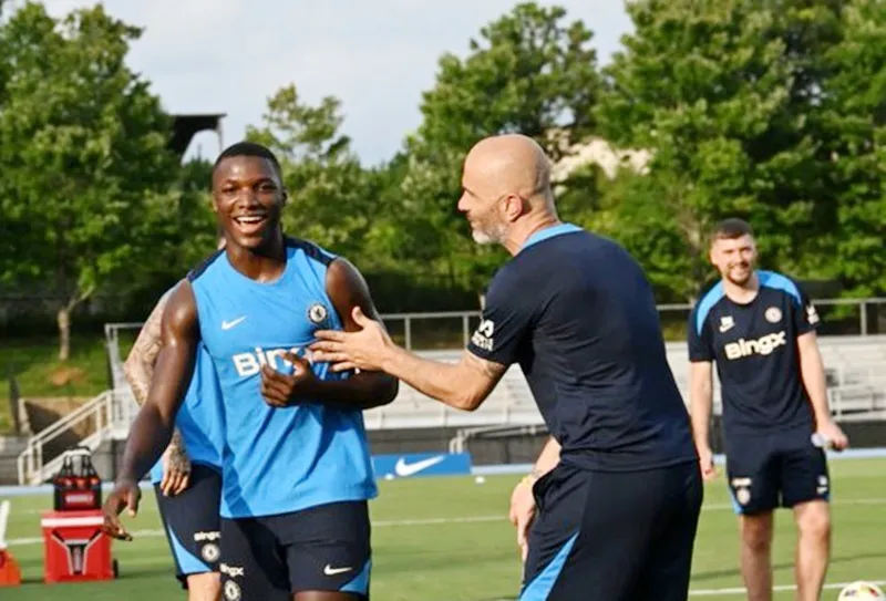 Caicedo khá thoải mái và tự tin bên cạnh tân HLV Enzo Maresca trên sân tập. Moises Caicedo.jpg