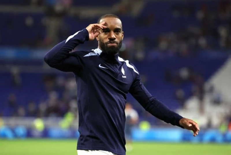 Lacazette luôn biết ơn sự cổ vũ của cổ động viên nhà trong suốt đại hội