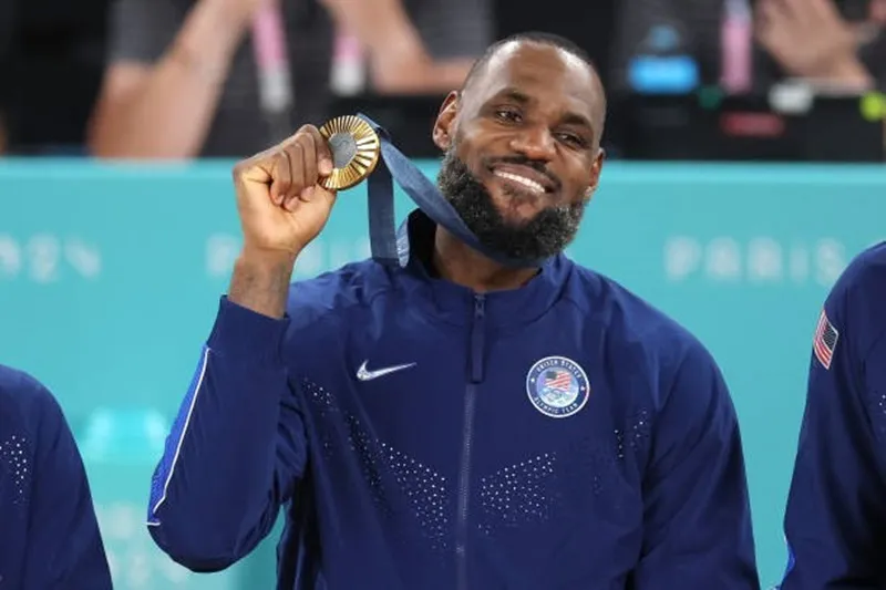 “King” LeBron James đã 39 tuổi vẫn cùng đội tuyển bóng rổ nam của Mỹ giành huy chương vàng LeBron James.jpg
