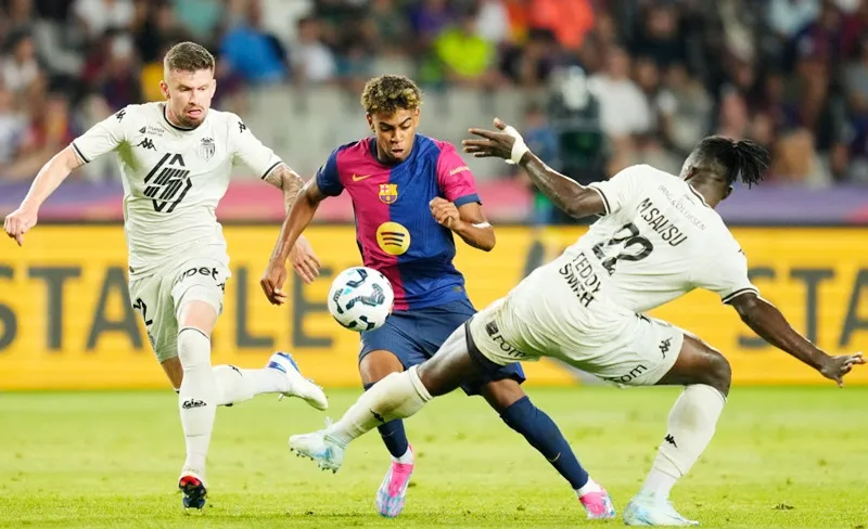 Lamine Yamal có những phút đầu tiên ở mùa giải mới khi Barcelona thua Monaco 0-3 tại Joan Gamper Trophy. Barcelona.jpg