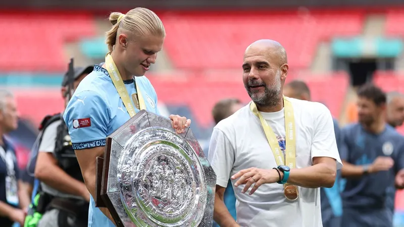 Guardiola và các học trò vừa tận hưởng danh hiệu đầu mùa là Siêu cúp nước Anh. Pep1.jpg