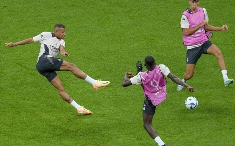 Kylian Mbappe sẵn sàng ra mắt Real Madrid trong trận Siêu cúp châu Âu gặp Atalanta vào thứ Tư.