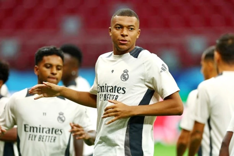 Mbappe tập luyện trong màu áo mới Real Madrid