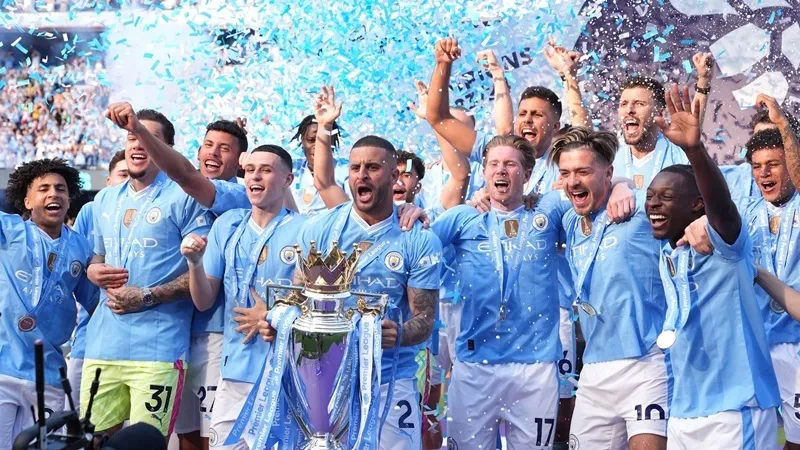 Man.City mùa qua đã độc chiếm kỷ lục giành được 4 chức vô địch Ngoại hạng Anh liên tiếp. Premier League1.jpg