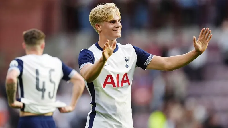 Lucas Bergvall (Tottenham) LUCAS BERGVALL (Tottenham).jpg