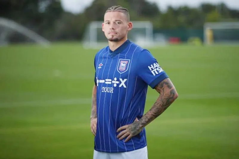 Tiền vệ Kalvin Phillips gia nhập đội bóng mới thăng hạng Ipswich Town theo dạng cho mượn. Ipswich Town.jpg