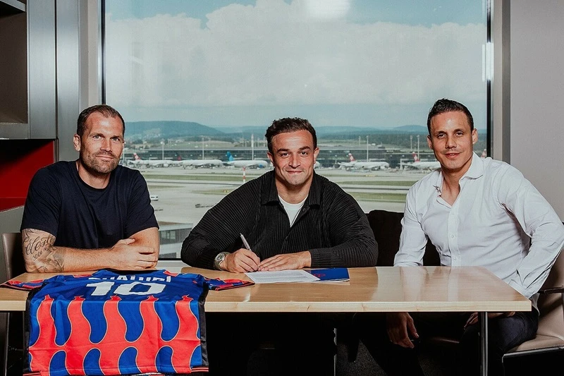 Xherdan Shaqiri trong buổi ký hợp đồng với FC Basel